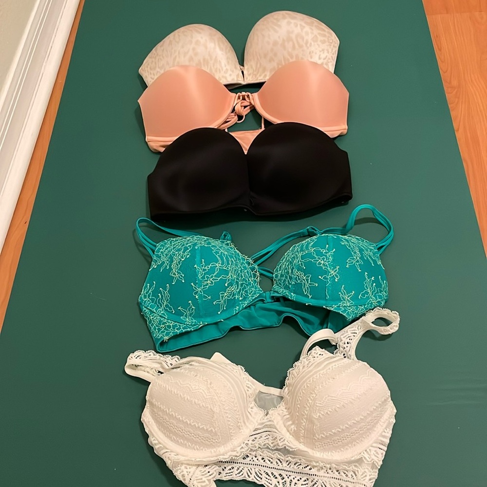 3 Victorias secret bombshell bras and 2 more lace